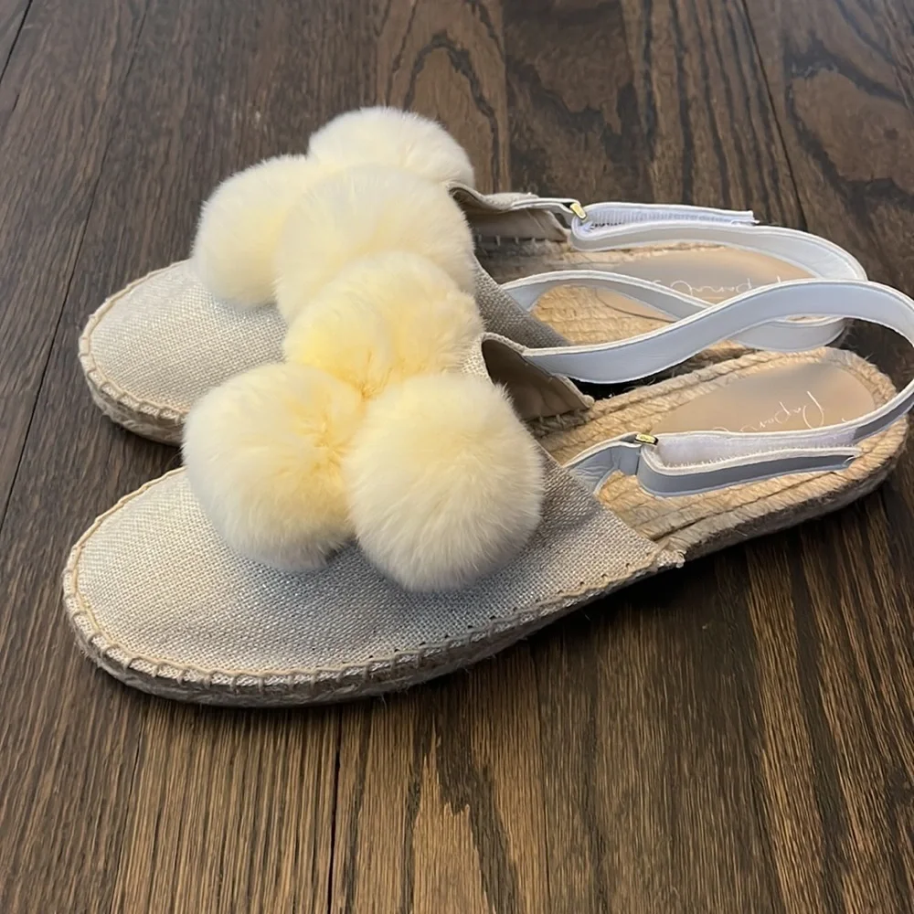 Papanatas NWOT with real fur Pom poms